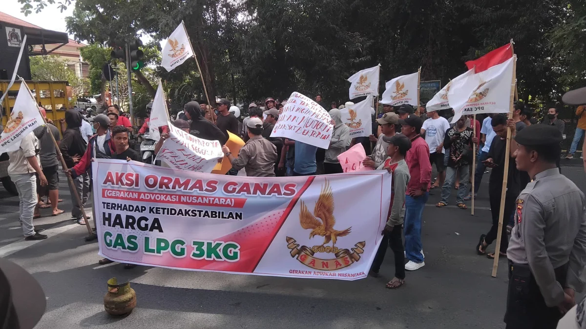 Demo Aliansi Ormas Gabungan di Kantor Bupati Lombok Timur Menuntut Pencopotan Kadis Perdagangan Akibat Kelangkaan Gas Elpiji 3 Kg