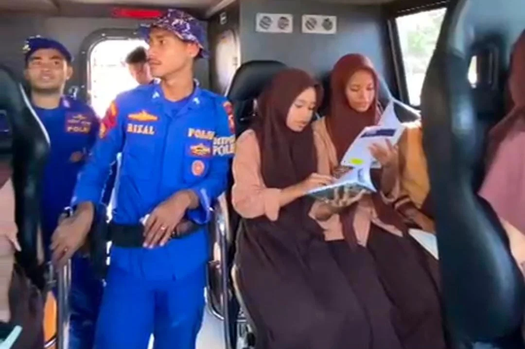 Kapal Polisi XXI-2014 Ditpolairud Polda NTB Bertransformasi Menjadi Perpustakaan Terapung, Membuka Cakrawala Maritim bagi Siswa SMPN 01 Pekat Dompu