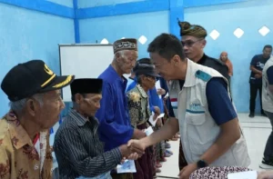 PLN UIW NTB Salurkan Zakat untuk Lansia Dhuafa di Lombok Timur dalam Semangat Hari Kartini