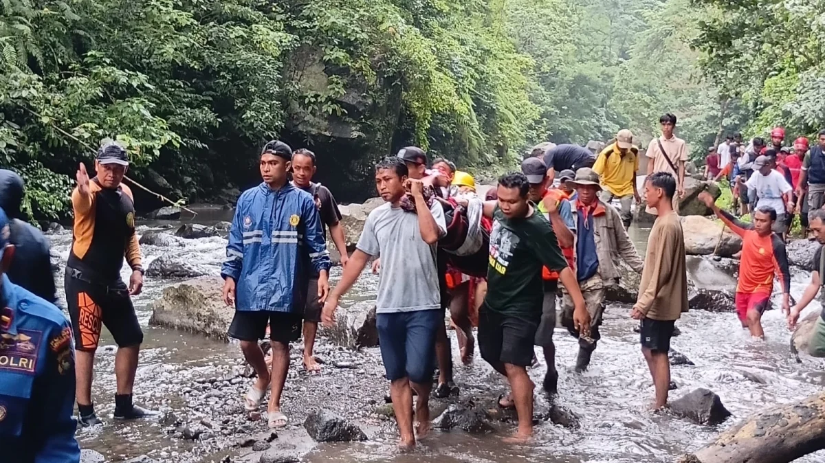 Tim SAR Berhasil Evakuasi Jenazah Rozi Herliawan, Korban Hilang di Air Terjun Tiu Bombong