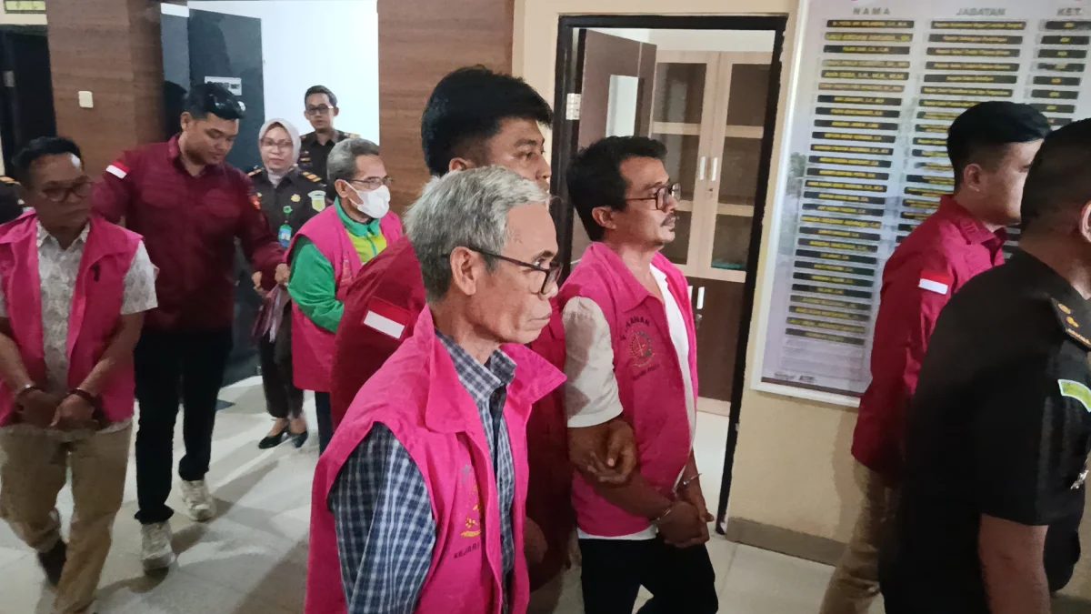Tersangka Kasus Pengadaan Dum Truk DLH Diborgol