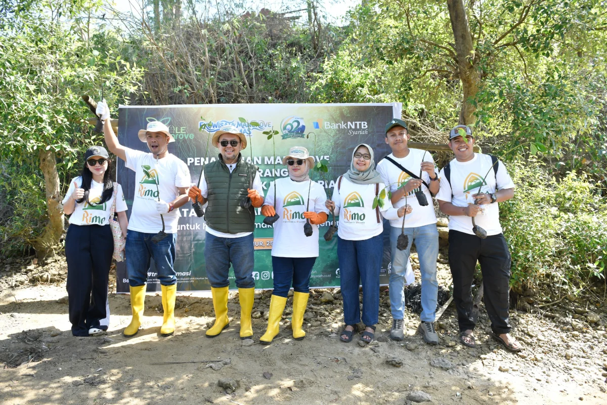 Bank NTB Syariah Perkuat Komitmen Lingkungan Melalui Aksi Penanaman Mangrove di Lombok Timur dalam Rangkaian HUT ke-62