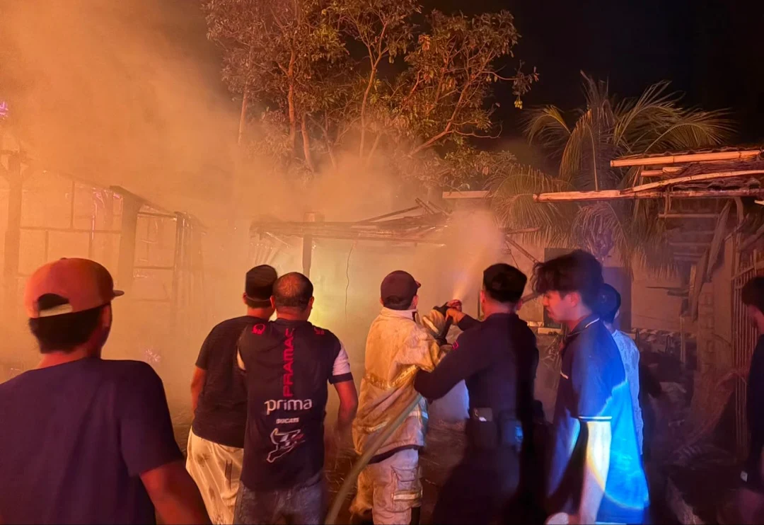 Kebakaran Hebat Landa Desa Adat Sade, Puluhan Rumah Tradisional Hangus, Warisan Budaya Terancam