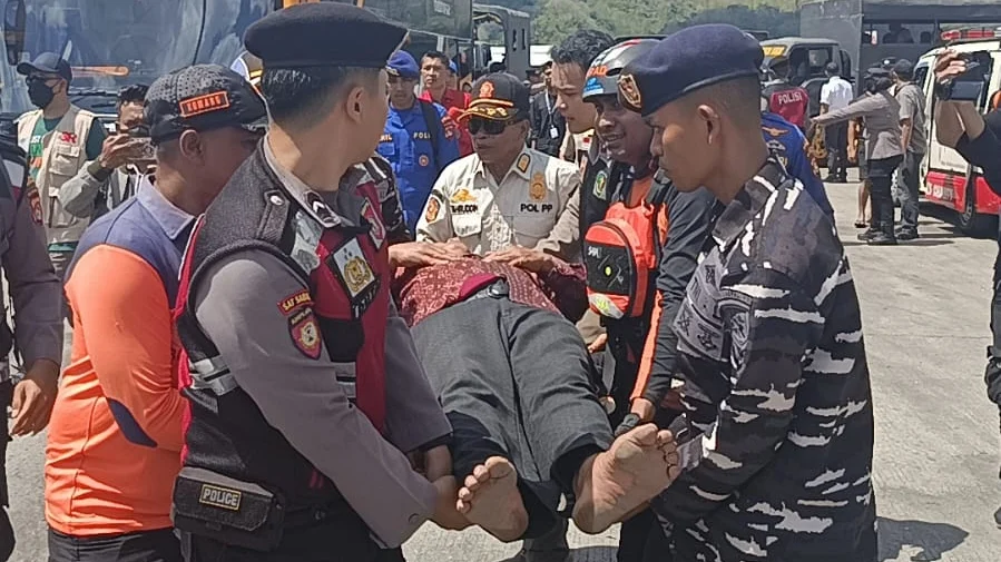 Kebakaran KMP Putri Yasmin: Evakuasi 165 Penumpang dan Awak Berlangsung Dramatis di Perairan Bali