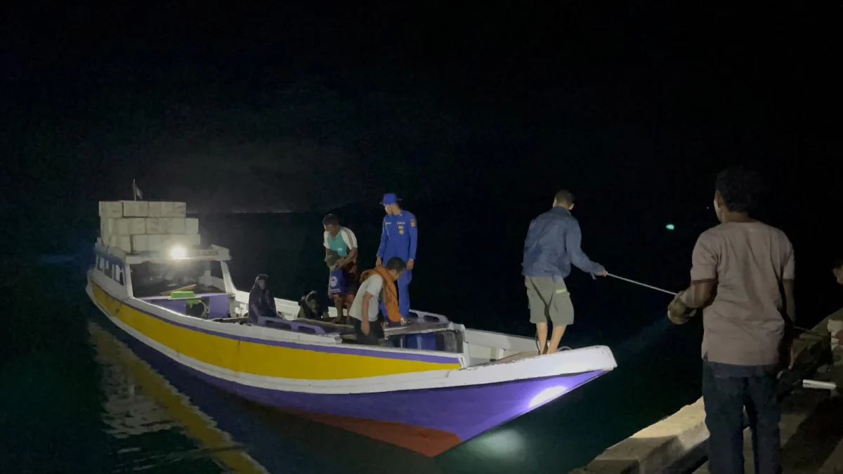 Kesigapan Tim Gabungan Selamatkan Lima Awak Kapal Nelayan yang Kandas Akibat Cuaca Buruk di Perairan Gili Banta