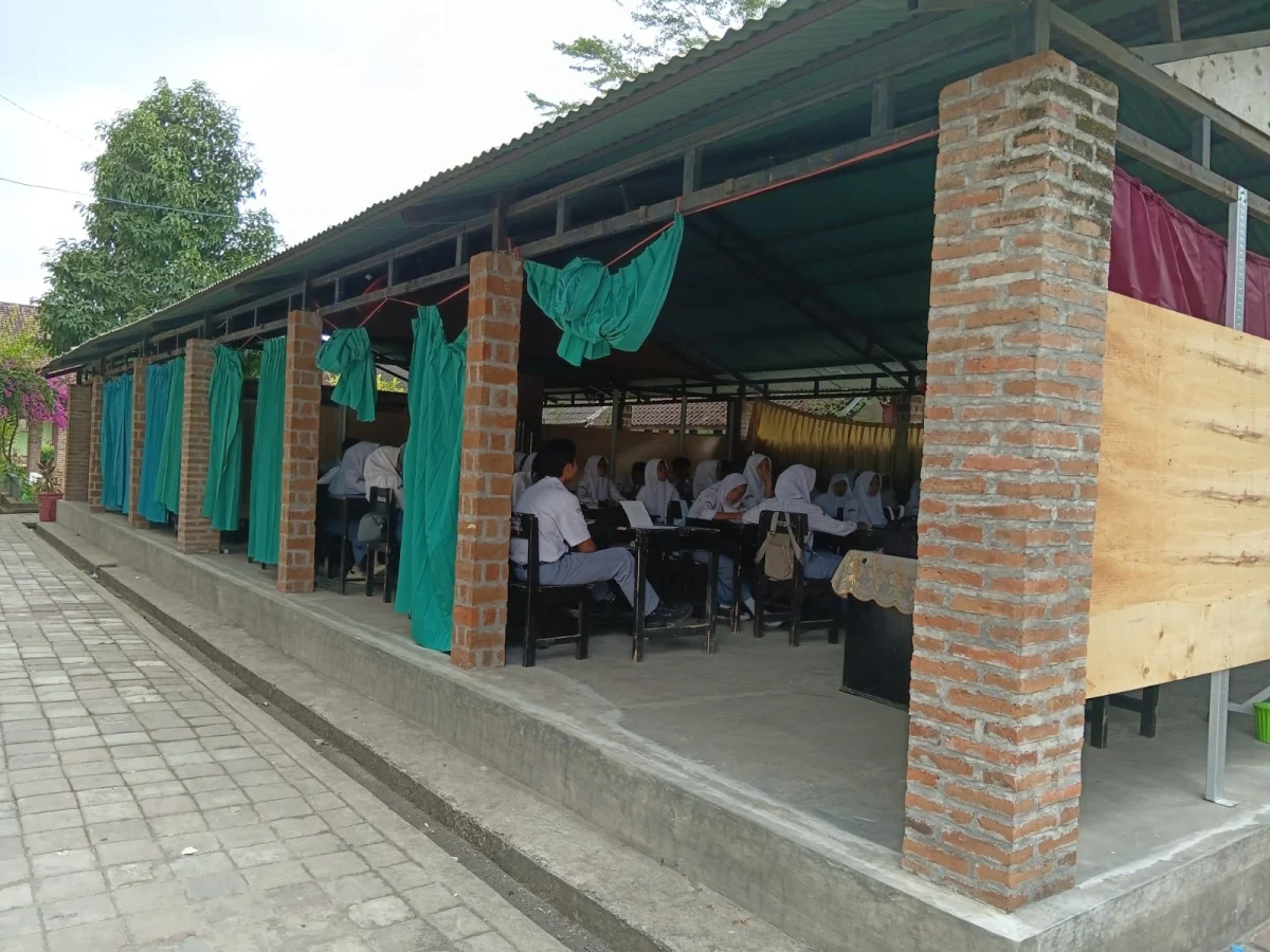 Krisis Infrastruktur Pendidikan di Nusa Tenggara Barat Siswa SMAN 1 Gunungsari Terpaksa Belajar di Ruang Darurat Akibat Ancaman Bangunan Ambruk