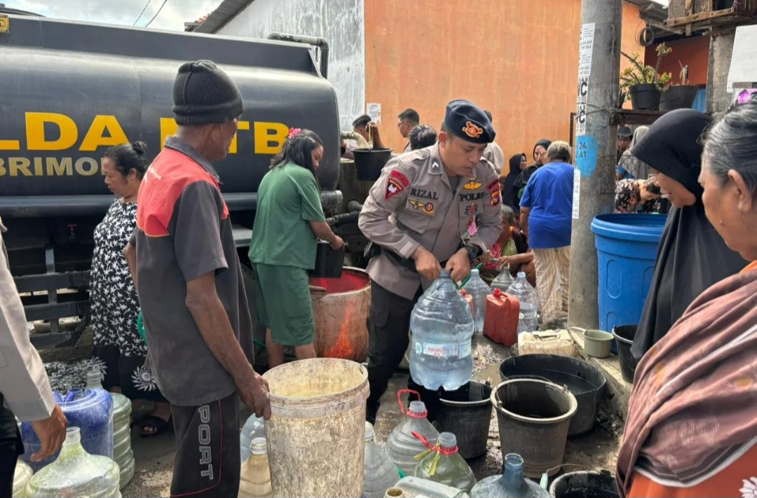 Polda NTB Berbagi Kemanusiaan: Brimob Satuan Pelopor Distribusikan Air Bersih untuk Warga Kota Bima yang Krisis