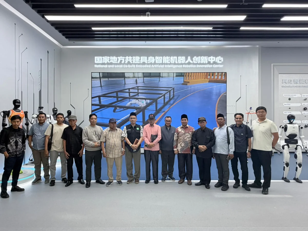 Kunjungi Beijing E-Town, Kendaraan Tanpa Sopir dan Robot Humanoid X Pukau Rombongan Muhibah