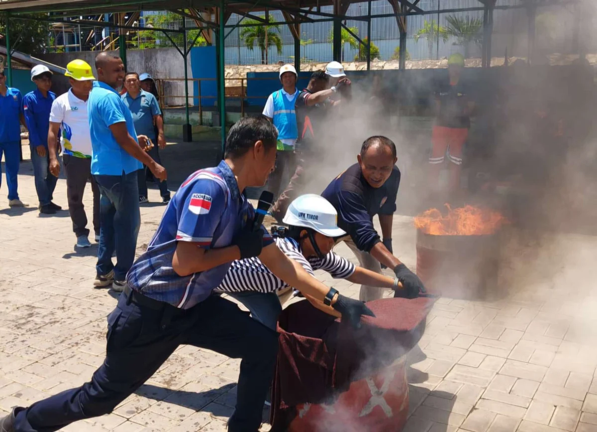 Simulasi Tanggap Darurat Kebakaran Tingkatkan Kesiapsiagaan K3 di PLN UPK Timor dan Damkar Kota Kupang