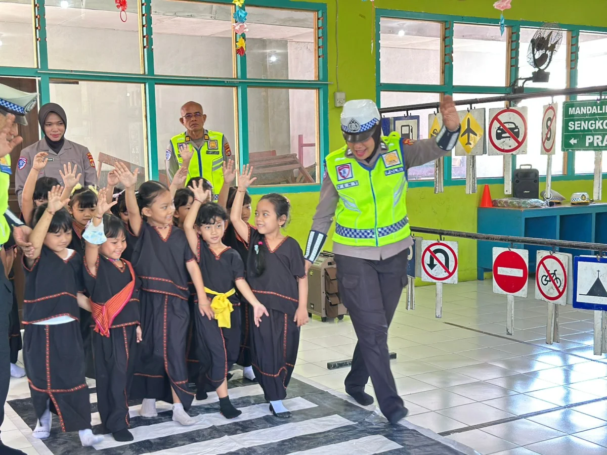 Tanamkan Budaya Tertib Sejak Dini Ditlantas Polda NTB Edukasi Siswa TK Don Bosco Melalui Program Dikmas Lantas dan Perlindungan Anak