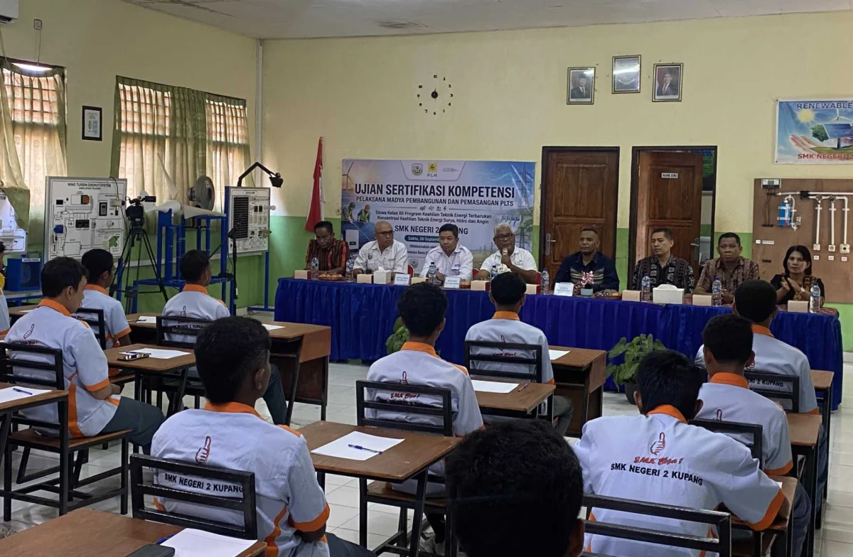 PLN UPK Timor Fasilitasi Sertifikasi Kompetensi Pembangkit Listrik Tenaga Surya untuk Siswa SMK Negeri 2 Kupang