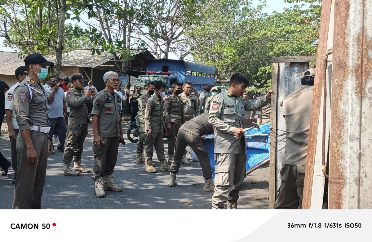 Satpol PP Lombok Timur Tertibkan Lapak Liar di Pantai Surya Wangi untuk Kembalikan Citra Wisata yang Aman dan Nyaman