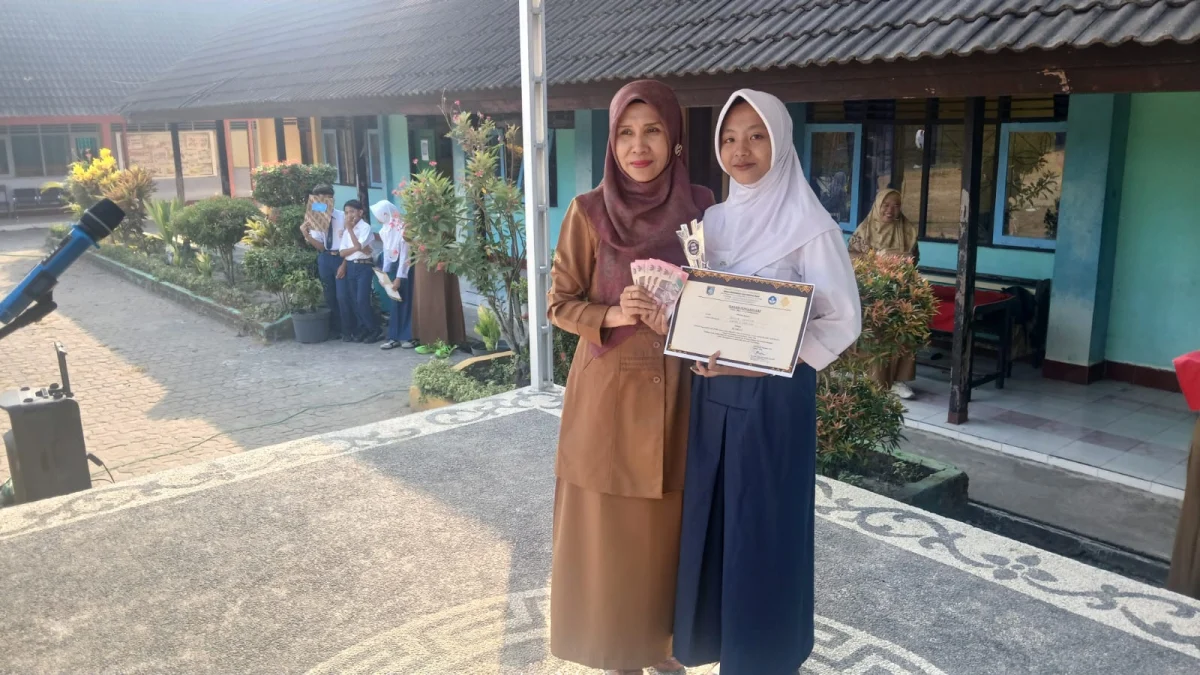 Silvia Yohana Siswi SMPN 2 Gerung Raih Juara I Festival Tunas Bahasa Ibu Kategori Pidato Bahasa Sasak Tingkat Kabupaten Lombok Barat